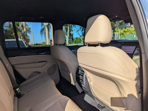 Used 2025 Jeep Grand Cherokee Limited image 12