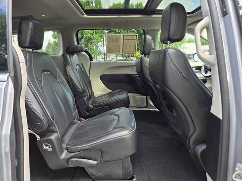 Used 2020 Chrysler Pacifica Limited FWD image 12