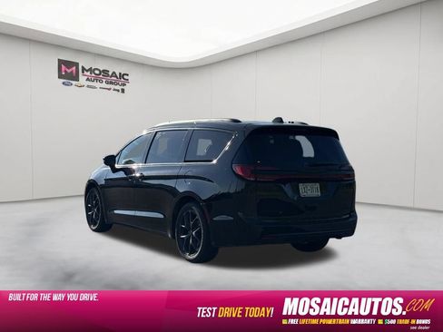 Used 2025 Chrysler Pacifica Limited FWD image 5