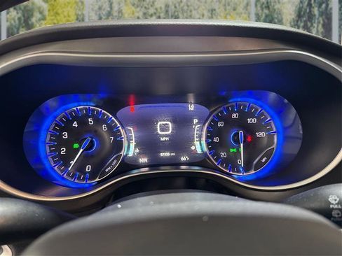 Used 2024 Chrysler Pacifica Touring-L image 15