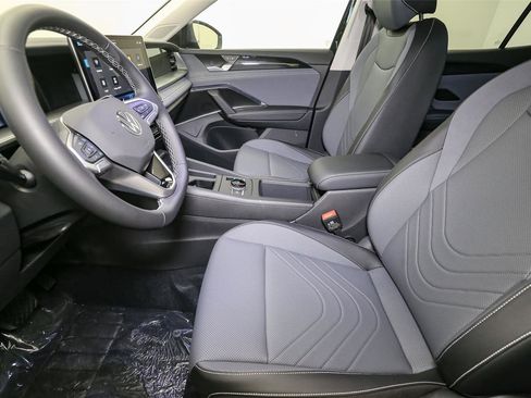 New 2025 Volkswagen Tiguan SE image 23
