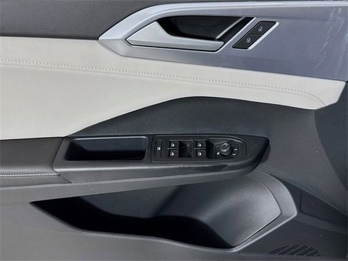New 2025 Volkswagen Taos SE image 15