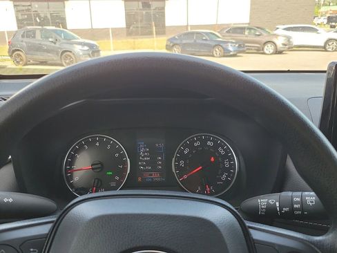 Used 2022 Toyota RAV4 XLE w/ Convenience Package FWD image 18