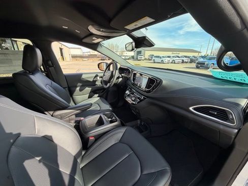 New 2026 Chrysler Pacifica Select image 10