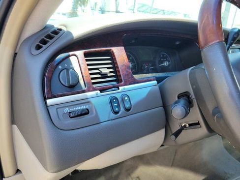 Used 2011 Lincoln Town Car Signature Limited RWD image 19