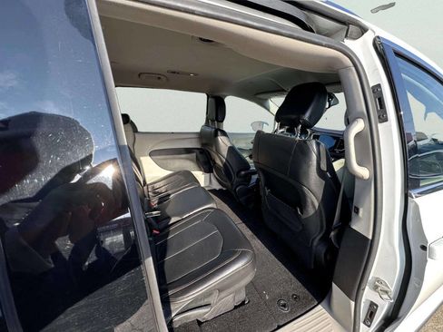Used 2018 Chrysler Pacifica Touring-L image 13