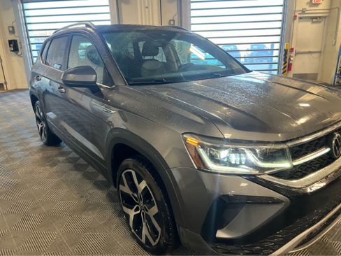 Used 2022 Volkswagen Taos SEL w/ Panoramic Sunroof Package image 5