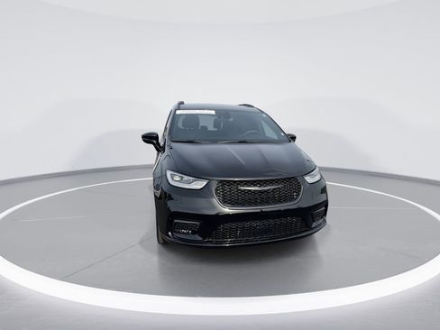 Used 2024 Chrysler Pacifica Touring-L w/ S Appearance Package FWD image 3