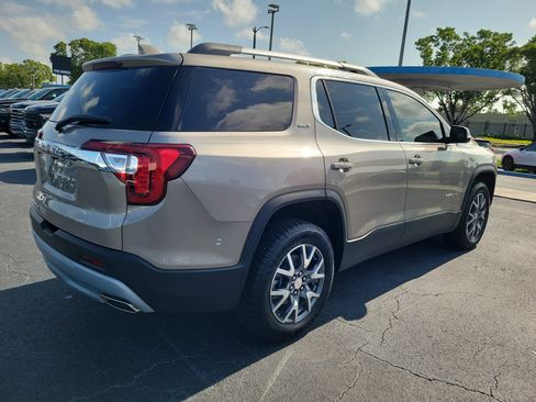 Used 2022 GMC Acadia SLT w/ Technology Package FWD image 4