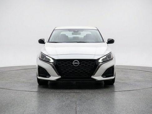 Used 2025 Nissan Altima 2.5 SV FWD image 2