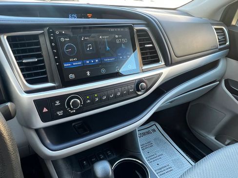 Used 2019 Toyota Highlander LE AWD/4WD image 23