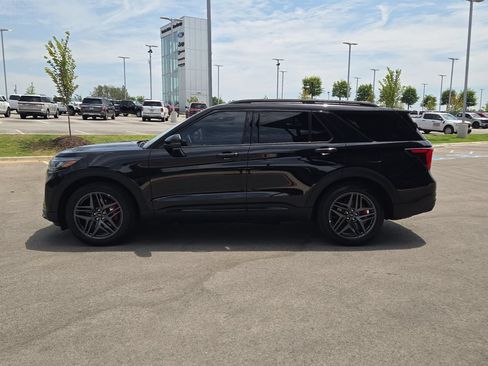 Used 2025 Ford Explorer ST RWD image 2