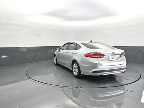 Used 2018 Ford Fusion SE w/ Fusion SE Technology Package image 5