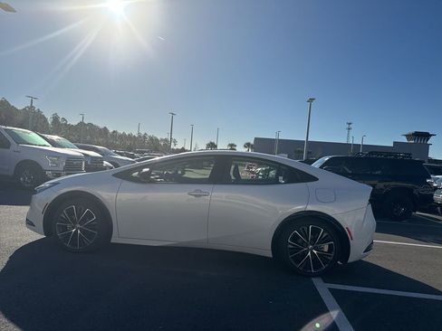 Used 2025 Toyota Prius XLE image 4
