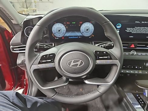 Used 2025 Hyundai Elantra SEL image 16