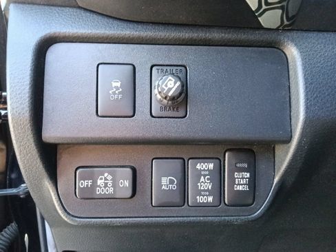 Used 2022 Toyota Tacoma TRD Off-Road AWD/4WD image 17