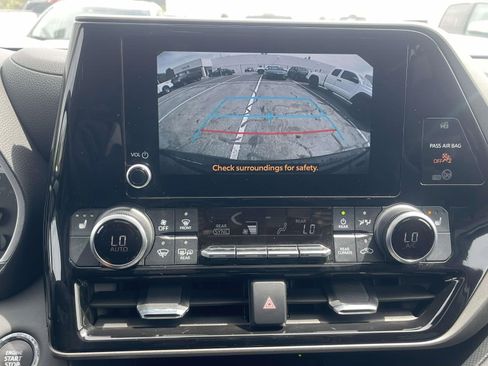 Used 2023 Toyota Highlander XLE image 25