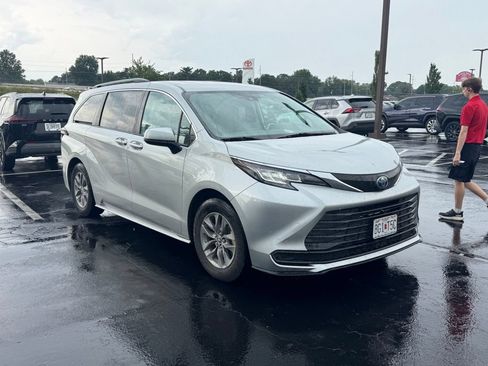 Used 2023 Toyota Sienna LE AWD/4WD image 1