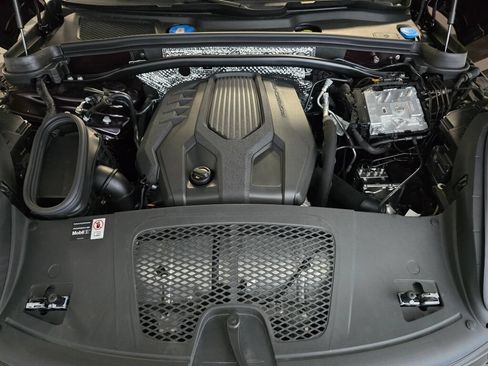 Certified 2025 Porsche Macan AWD/4WD image 11