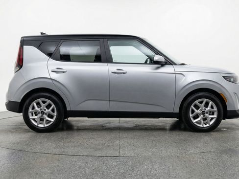Used 2025 Kia Soul LX w/ LX Technology Package FWD image 11