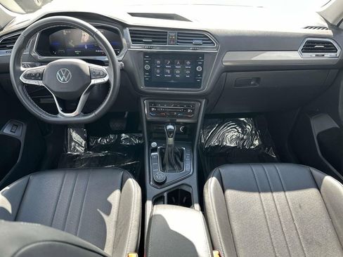 Used 2023 Volkswagen Tiguan SE w/ Panoramic Sunroof Package image 16
