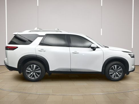 Certified 2025 Nissan Pathfinder SL FWD image 8