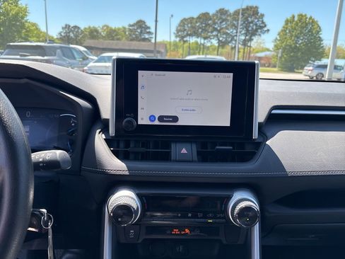 Used 2025 Toyota RAV4 LE AWD/4WD image 17