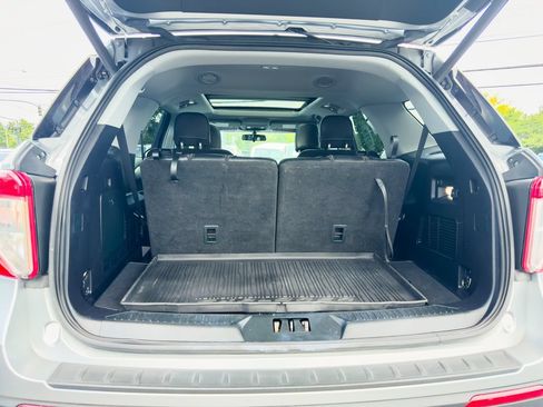 Used 2021 Ford Explorer XLT w/ Equipment Group 202A AWD/4WD image 17