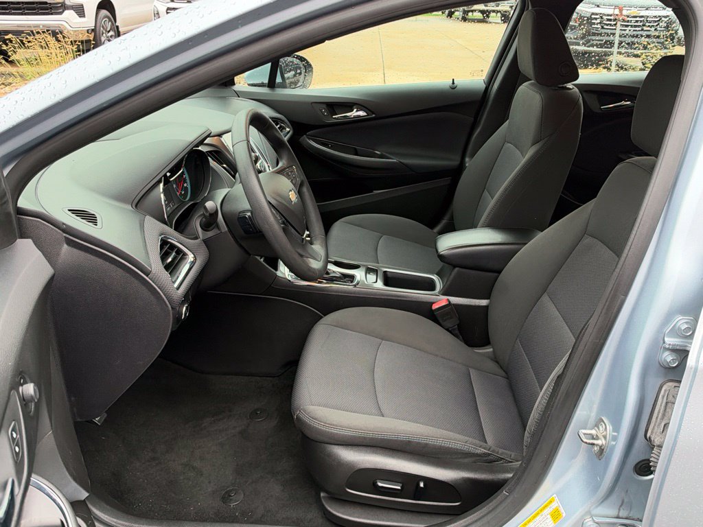 Used 2017 Chevrolet Cruze LT w/ Convenience Package FWD image 10