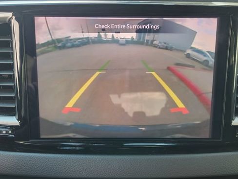 Used 2024 Chrysler Pacifica Touring-L FWD image 16