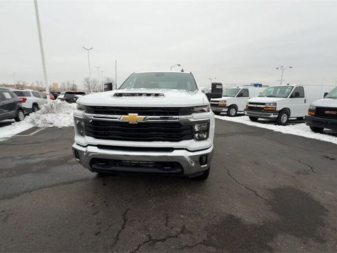 Used 2024 Chevrolet Silverado 2500 LT image 3