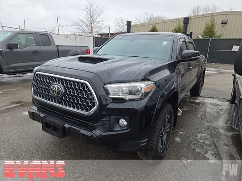 Used 2019 Toyota Tacoma TRD Sport image 3