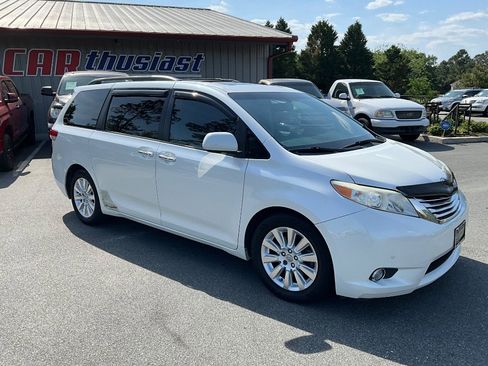 Used 2011 Toyota Sienna Limited image 2