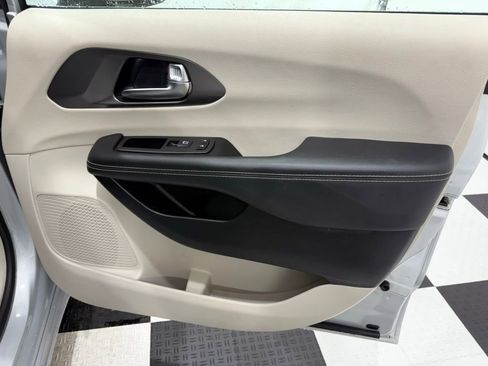 Used 2024 Chrysler Pacifica Touring-L FWD image 25