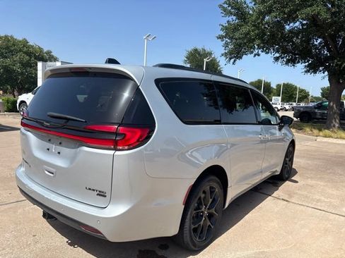 Used 2023 Chrysler Pacifica Limited w/ S Appearance Package AWD/4WD image 5