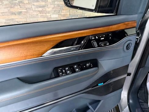 Used 2022 Jeep Grand Wagoneer Series III AWD/4WD image 12