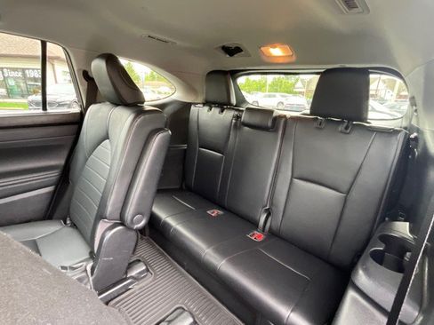 Used 2021 Toyota Highlander XLE AWD/4WD image 37