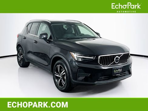 Used 2025 Volvo XC40 B5 Core image 1