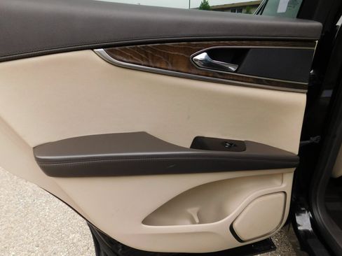Used 2017 Lincoln MKX Reserve w/ Lincoln MKX Climate Package FWD image 9