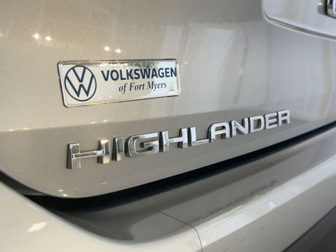 Used 2020 Toyota Highlander XLE image 33