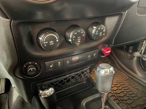 Used 2016 Jeep Wrangler Unlimited Rubicon AWD/4WD image 8
