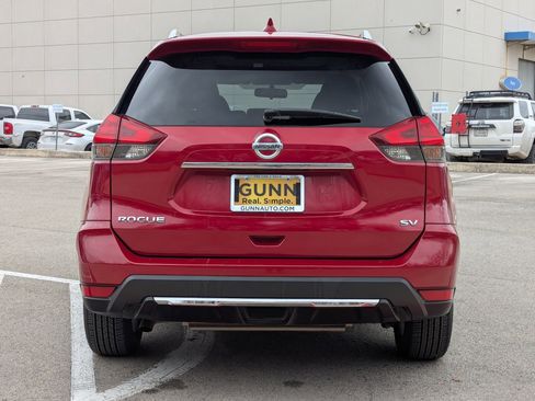 Used 2017 Nissan Rogue SV image 3