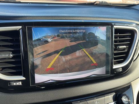 Used 2022 Chrysler Pacifica Touring-L image 11