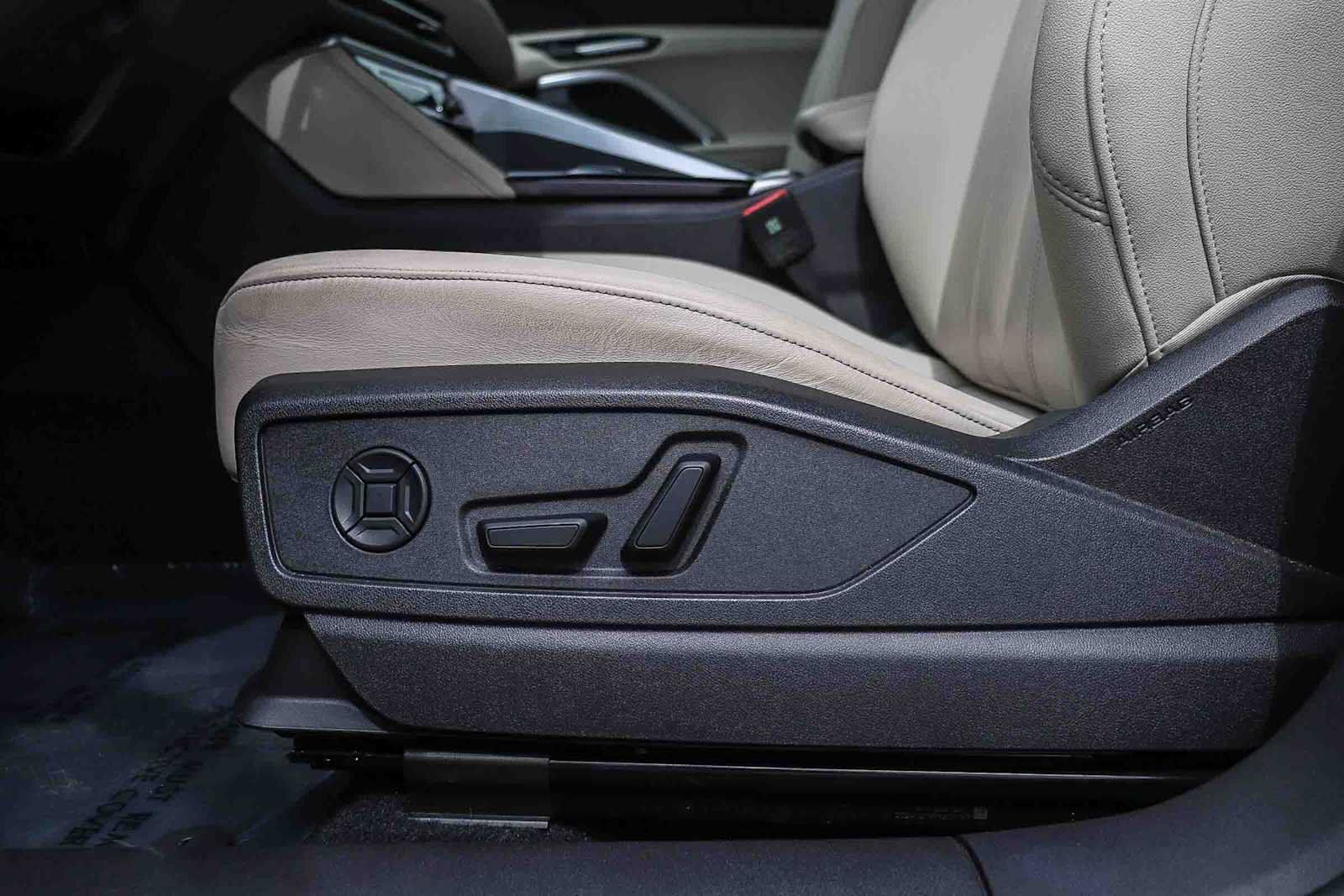Used 2025 Audi Q5 Premium w/ Convenience Package AWD/4WD image 25