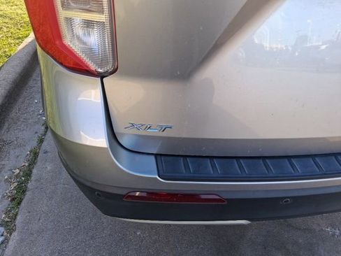 Used 2021 Ford Explorer XLT w/ Equipment Group 202A RWD image 5