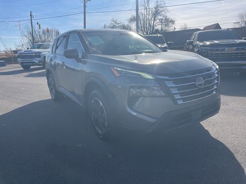 Used 2024 Nissan Rogue SV image 7