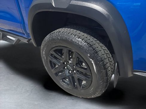 Used 2023 Chevrolet Colorado Trail Boss w/ Technology Package AWD/4WD image 32