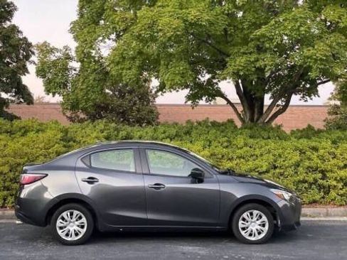 Used 2019 Toyota Yaris L FWD image 4