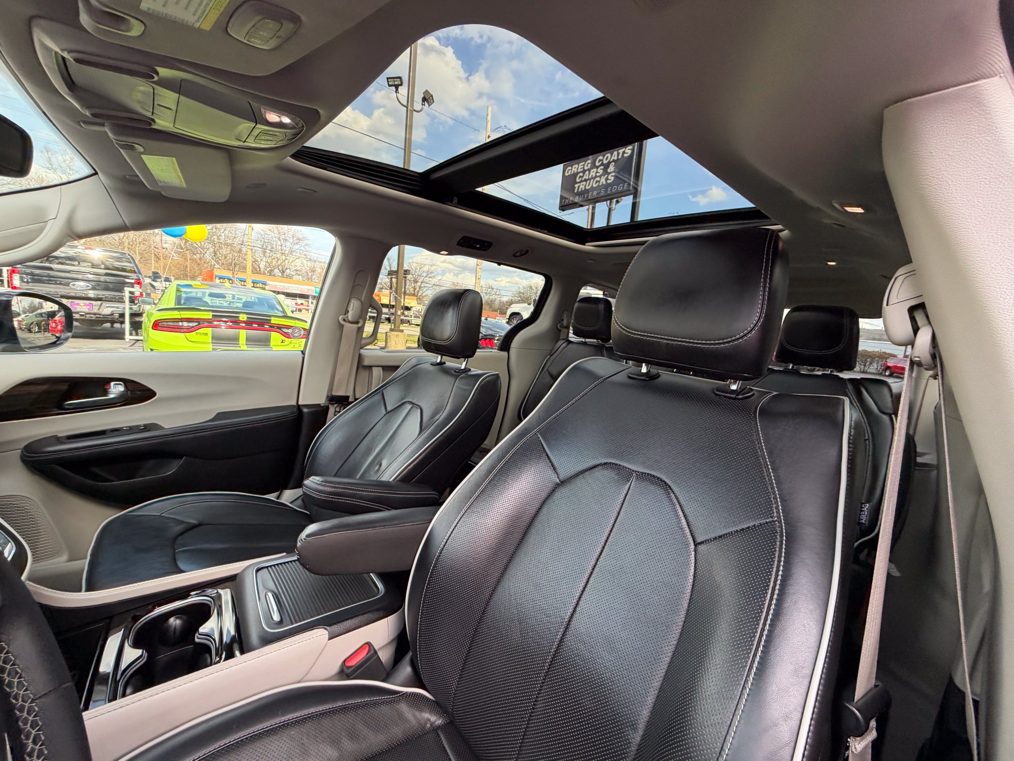 Used 2023 Chrysler Pacifica Limited FWD image 19