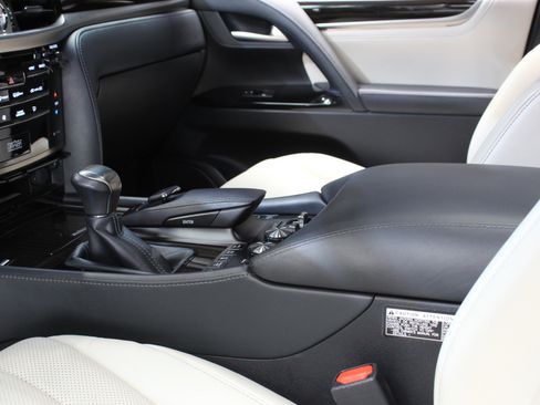 Used 2019 Lexus LX 570 4WD w/ Inspiration Series image 28